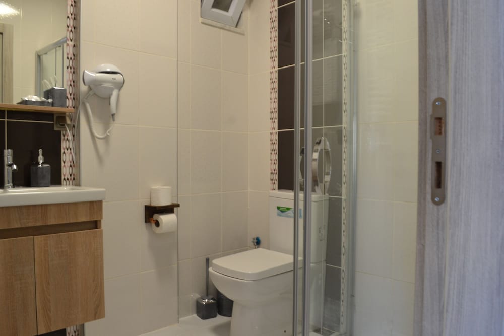 Parli Hotel 44/45