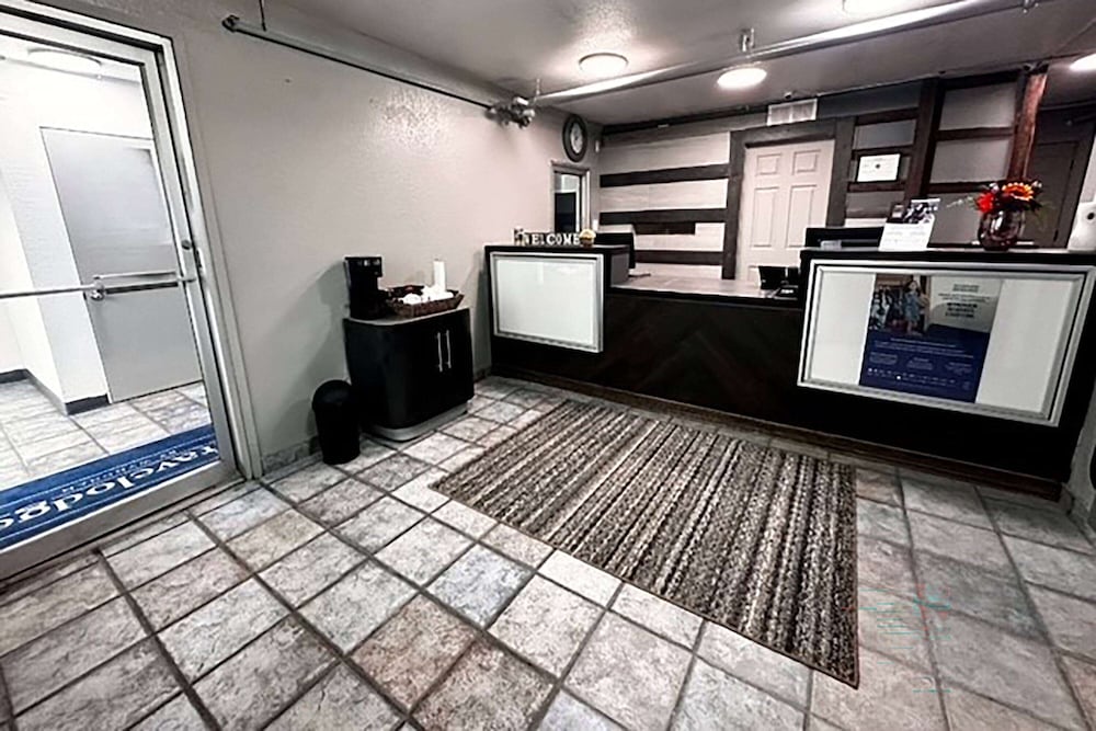 Studio City Suites, a Travelodge by Wyndham 7/37