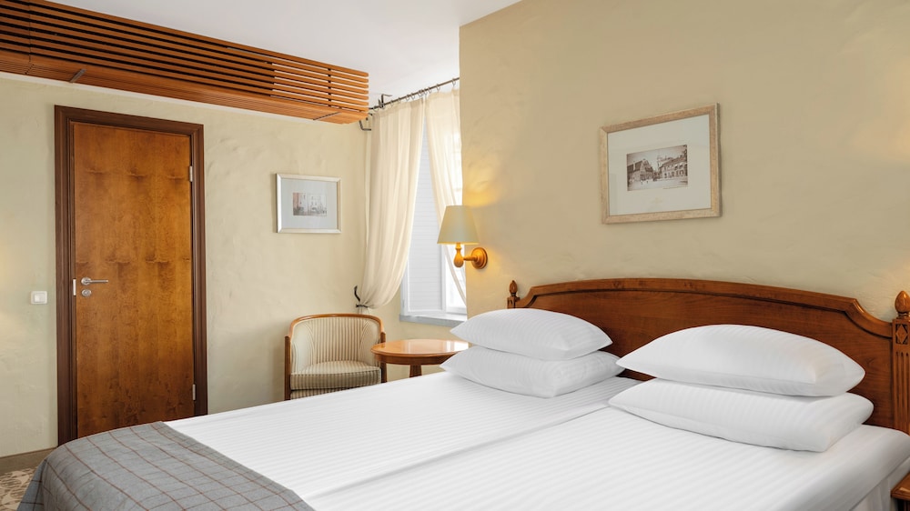 SUPERIOR, DOUBLE OR TWIN BED