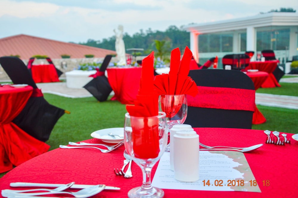 The Grand Kandyan Hotel 58/70