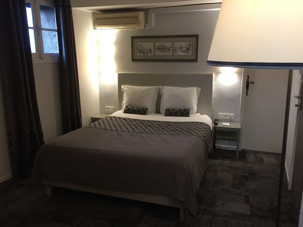 ROOM, QUADRUPLE