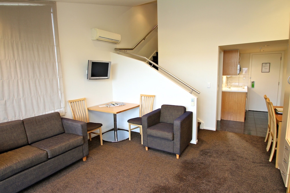 Trailways Hotel 48/70