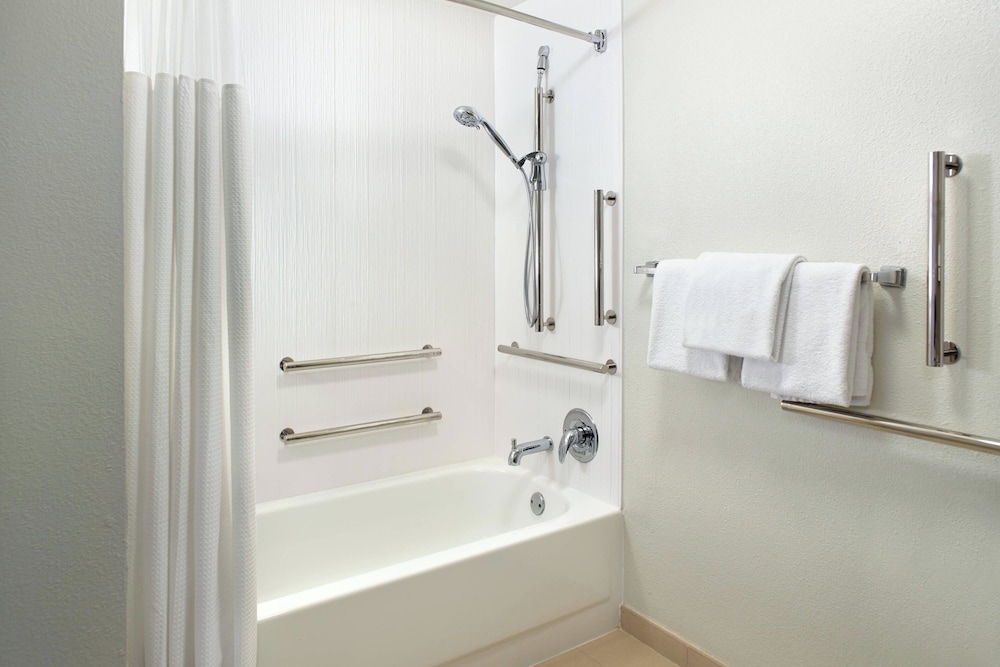 Courtyard by Marriott Greensboro 17/18