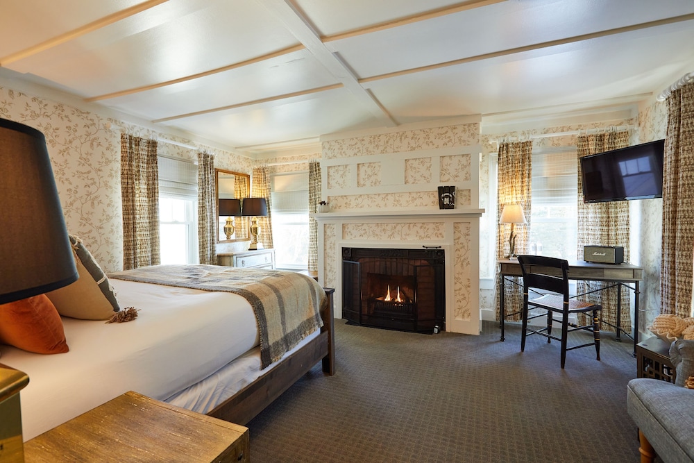 Shelter Harbor Inn 23/72