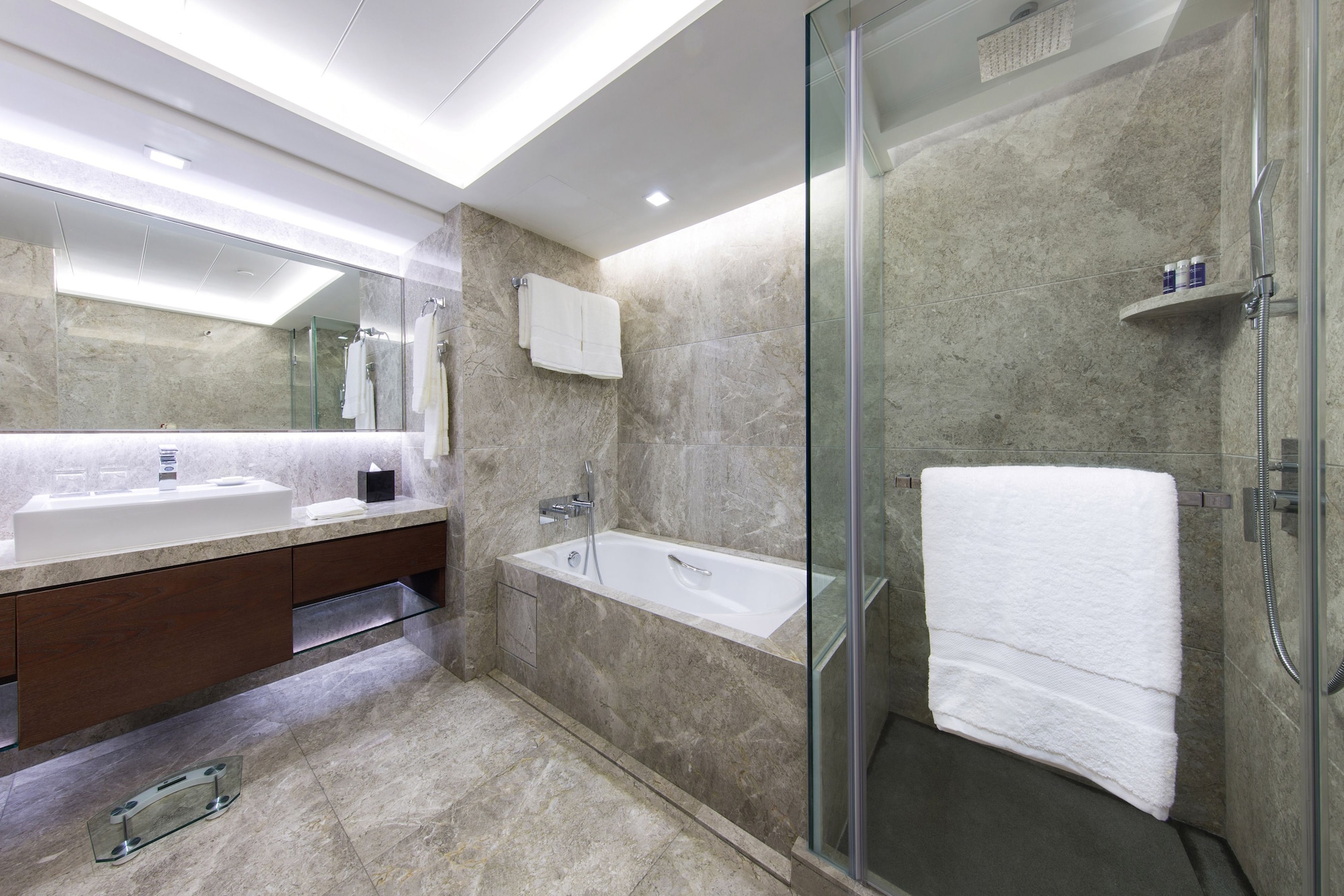 Elite, Twin Beds, Harbour View, Club Lounge Access, New World Millennium Hong Kong 8/9