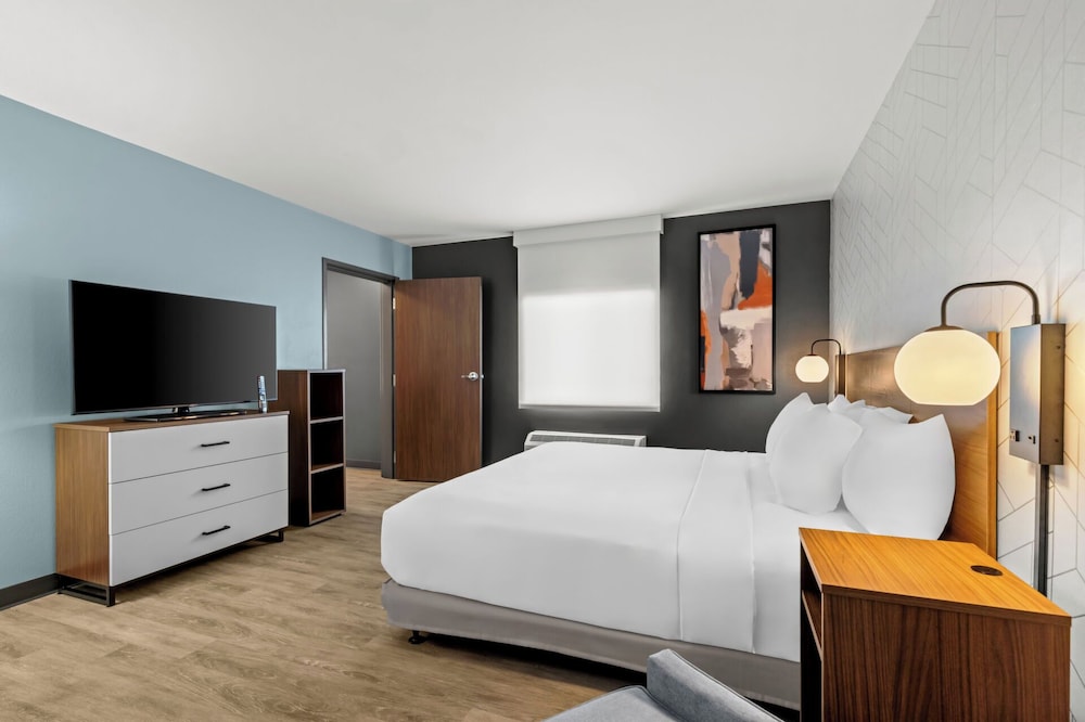 Suite, King Bed, Kitchen, Everhome Suites Temecula 2/3