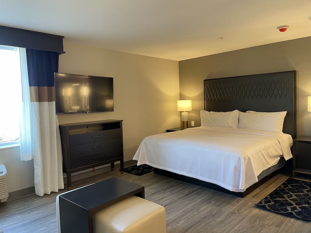 STUDIO, SUITE, KING BED