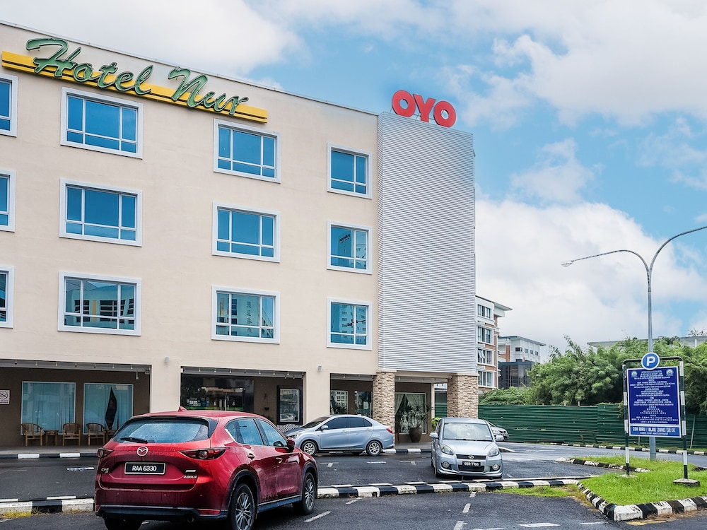 Super OYO 985 Hotel Nur 3/22