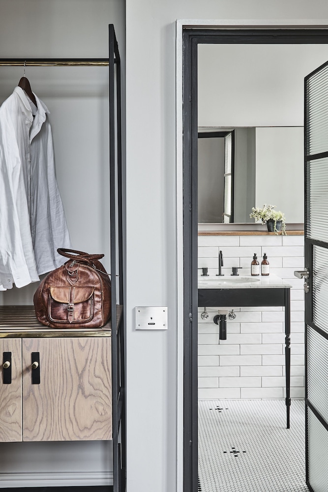 1 BEDROOM, SUITE
