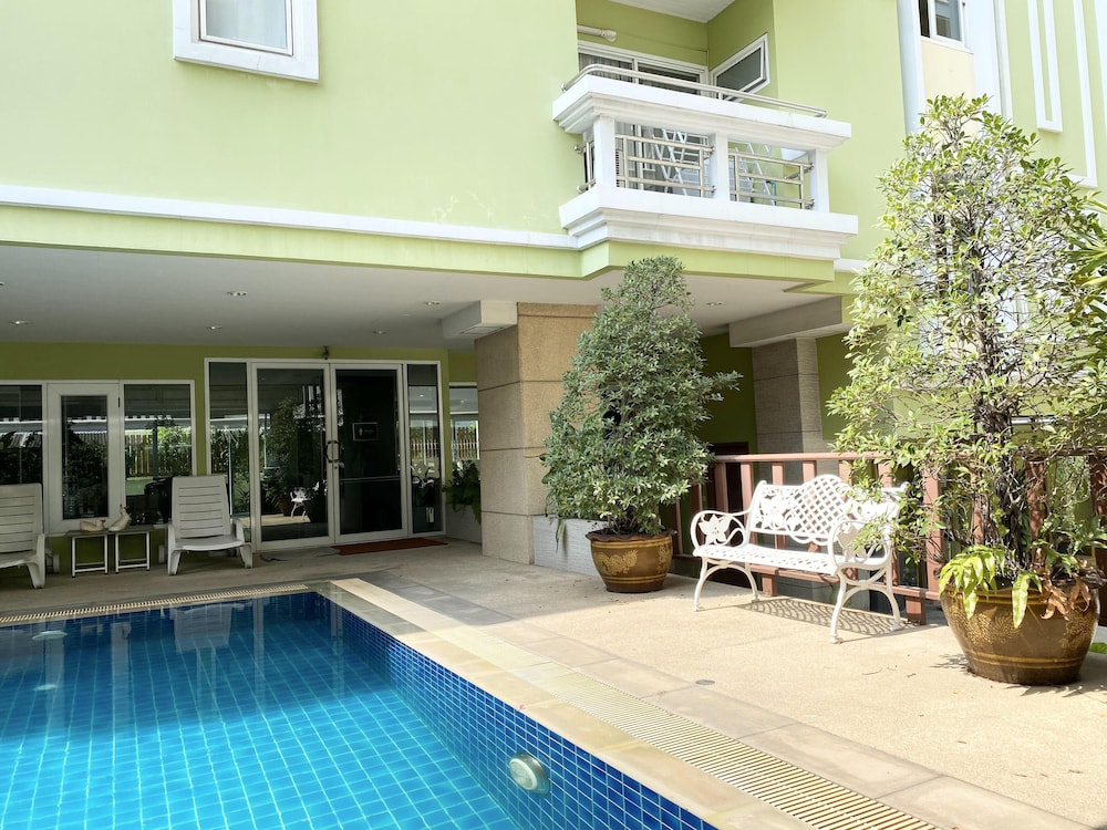 14 Place Sukhumvit Suites 60/66
