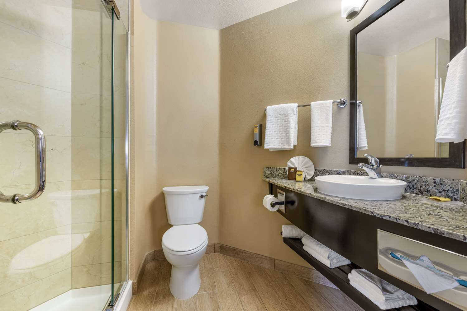 غرفة بسرير كينج مع أريكة، Best Western Plus Oceanside Palms 4/4