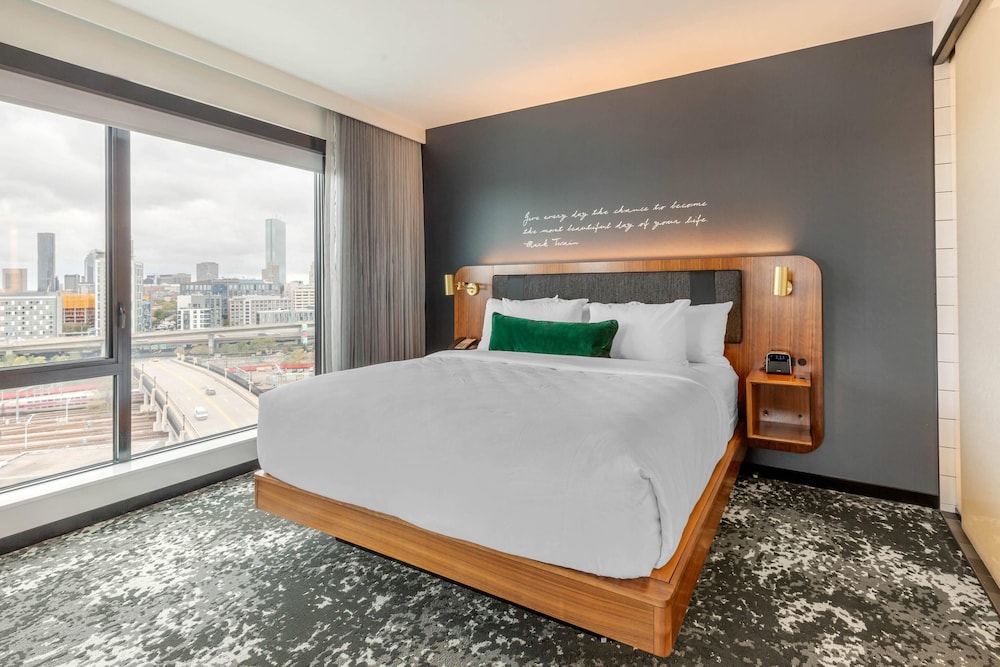 SUITE, KING BED