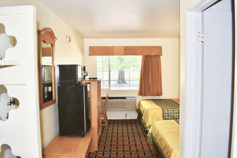 Travelers Inn Medford 41/58