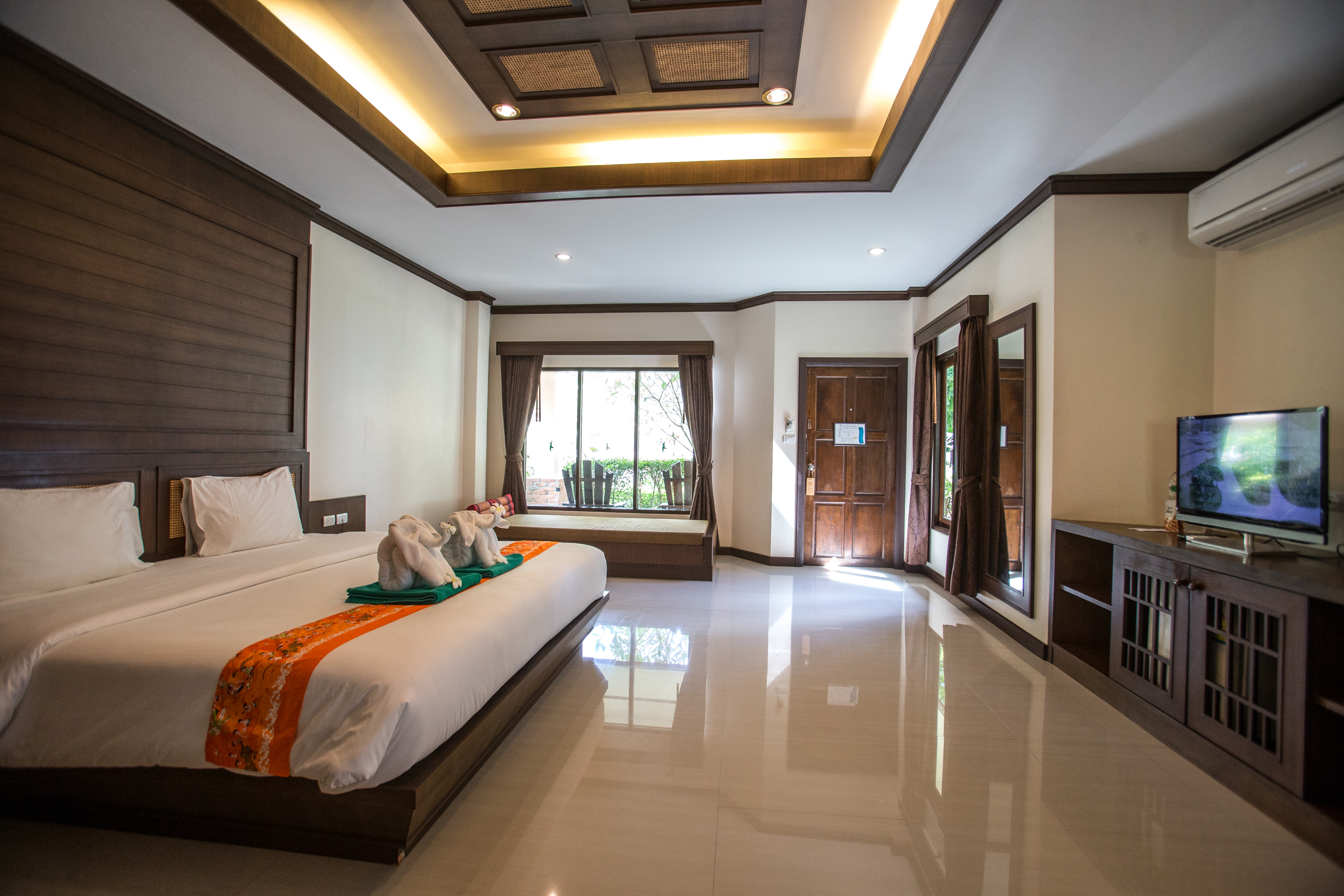 Hotel and Beach Bungalow at Lanta Resort 8/55