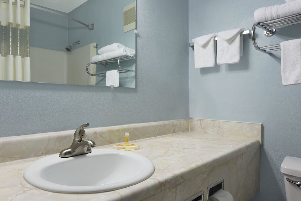 Days Inn by Wyndham Middletown 15/21