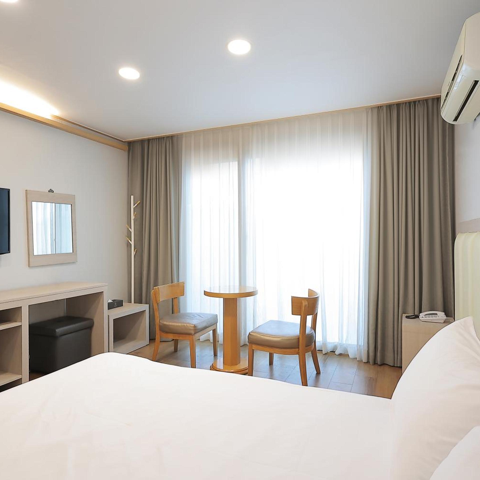 غرفة بسرير مزدوج بشرفة، Shin Shin Hotel Jeju City 9/10