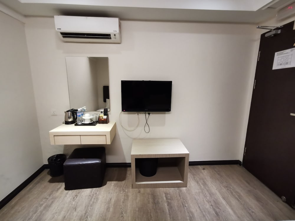 Ease Hotel 32/37
