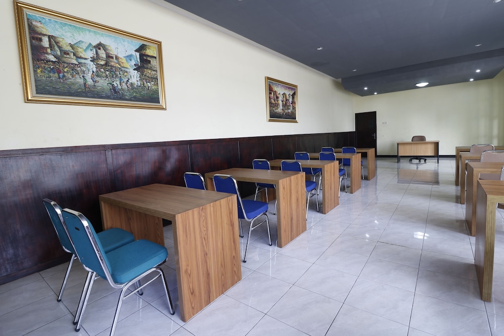 Reddoorz Plus Near Universitas Indonesia 35/50