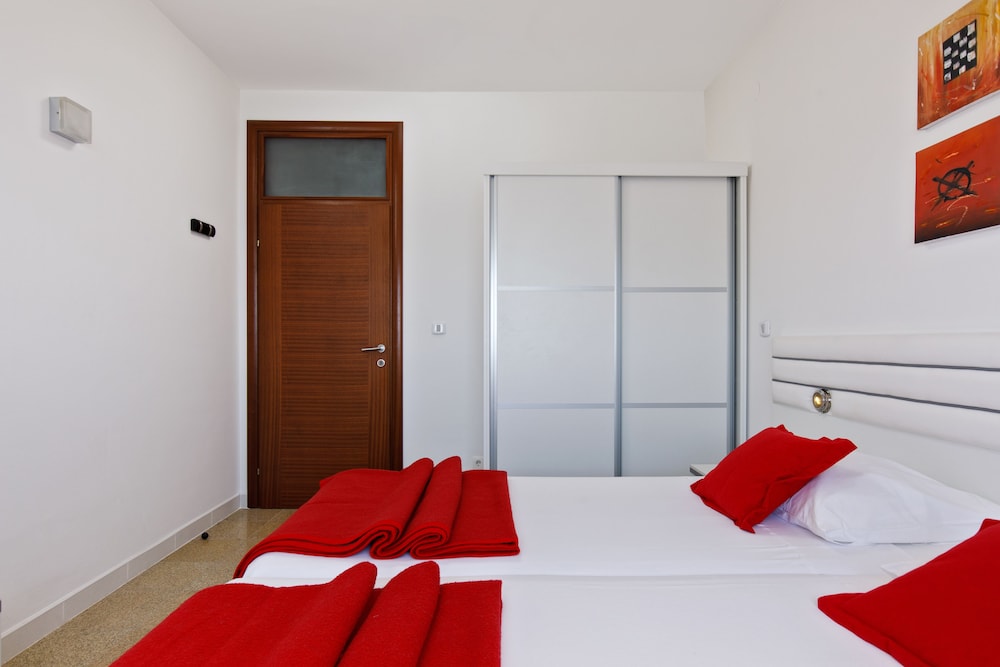 Ark Beach Hotel 4/50