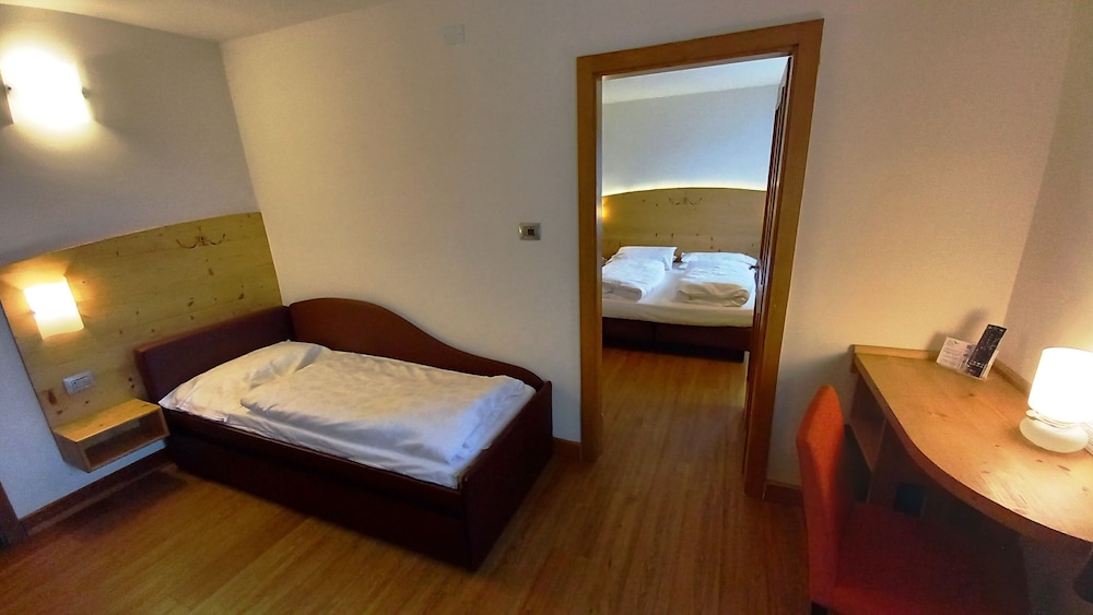 Family, 1 Queen and 1 Single Bed, Hotel Monte Bondone 3/10
