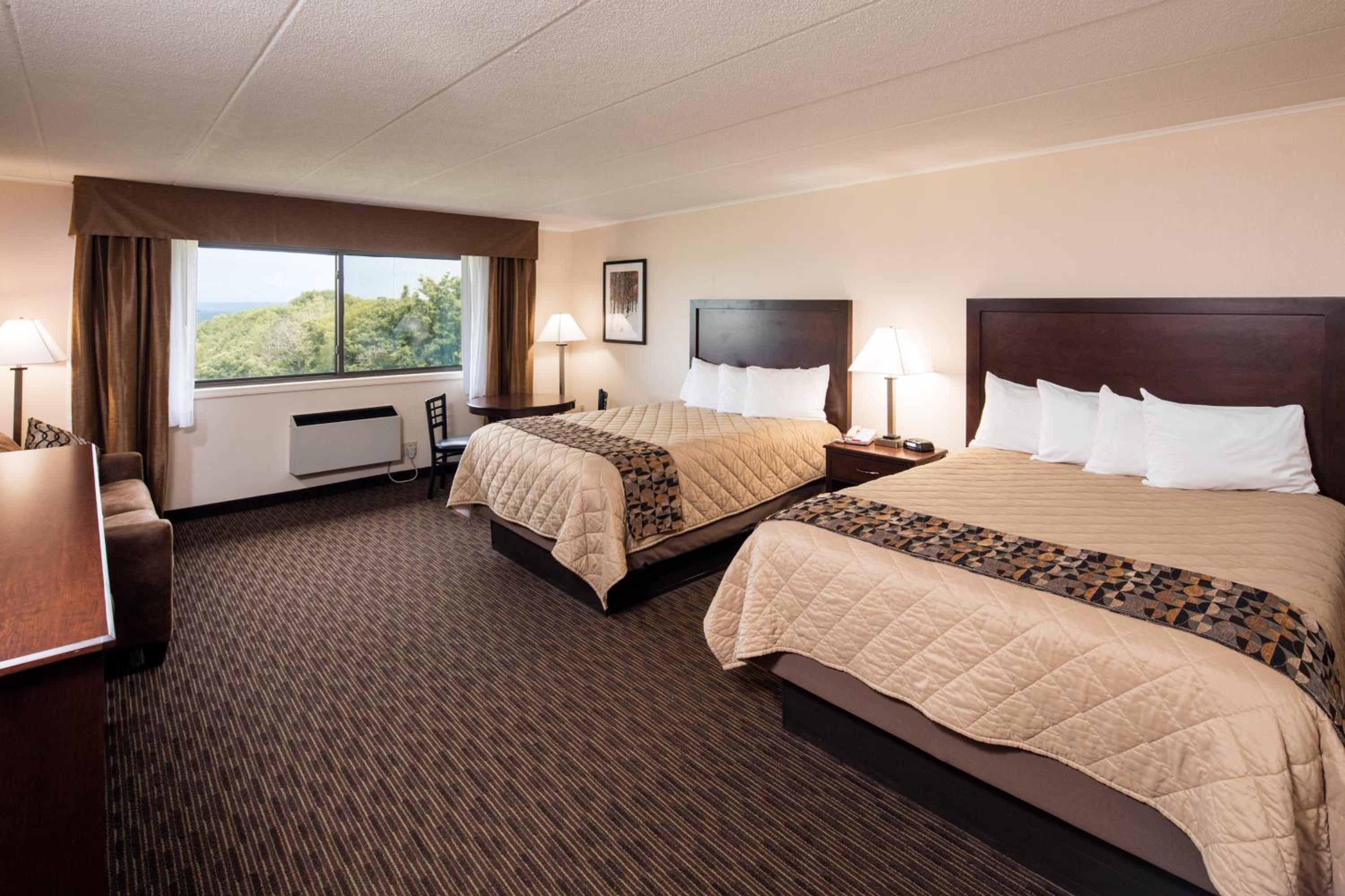 Premier, 2 Queen Beds, Court Side