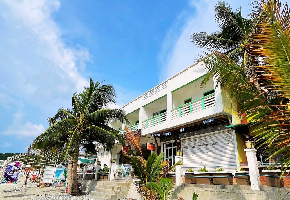 White Beach Hotel Bar And Restaurant 20/90