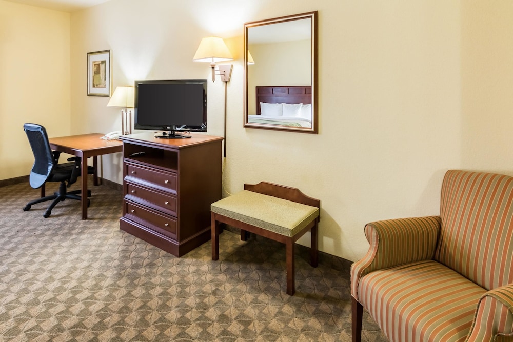 Baymont Inn & Suites by Wyndham Glen Rose 40/46