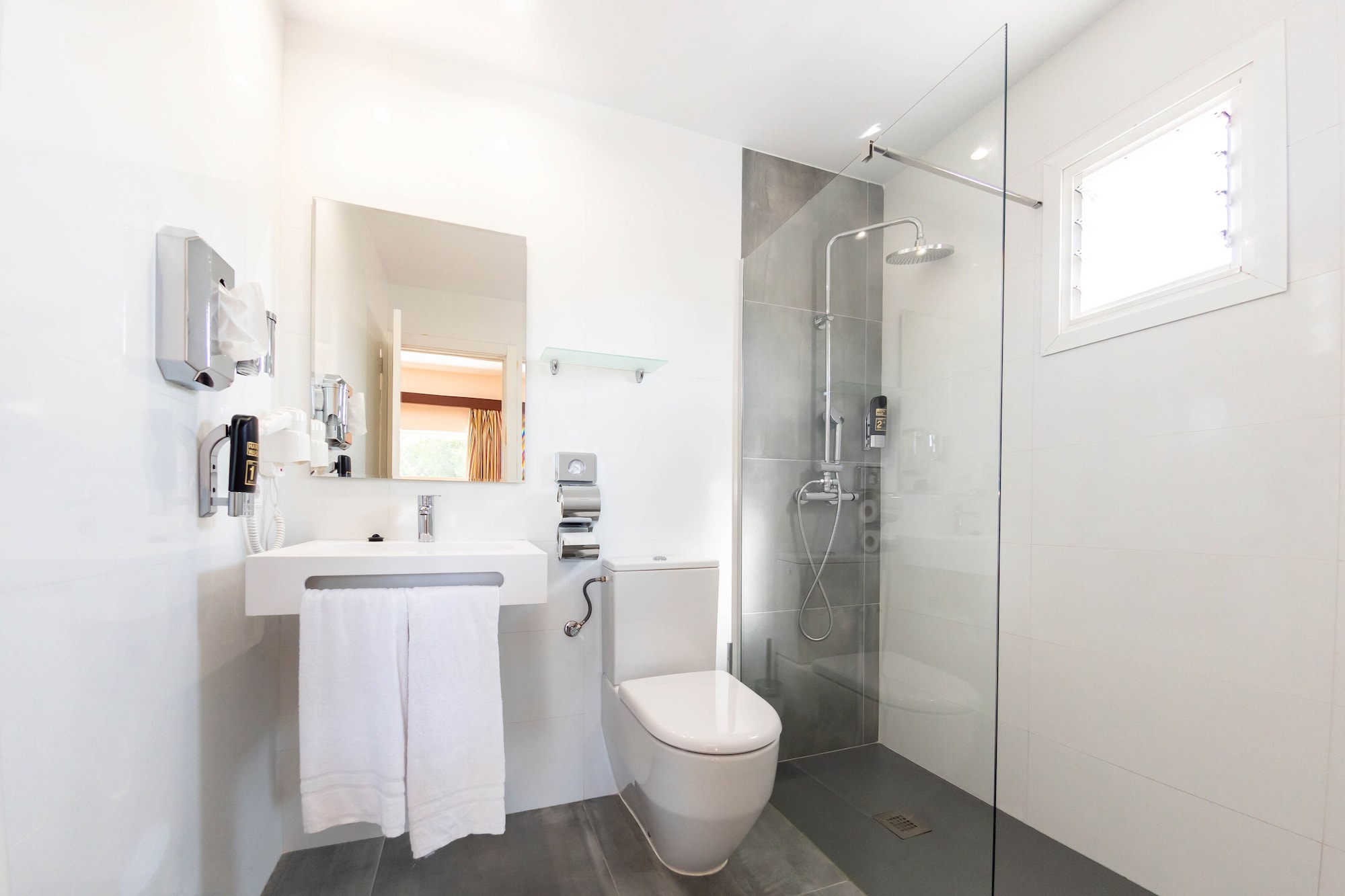 غرفة سوبيريور بسرير مزدوج بشرفة، Neptuno Paguera Hostal 5/8