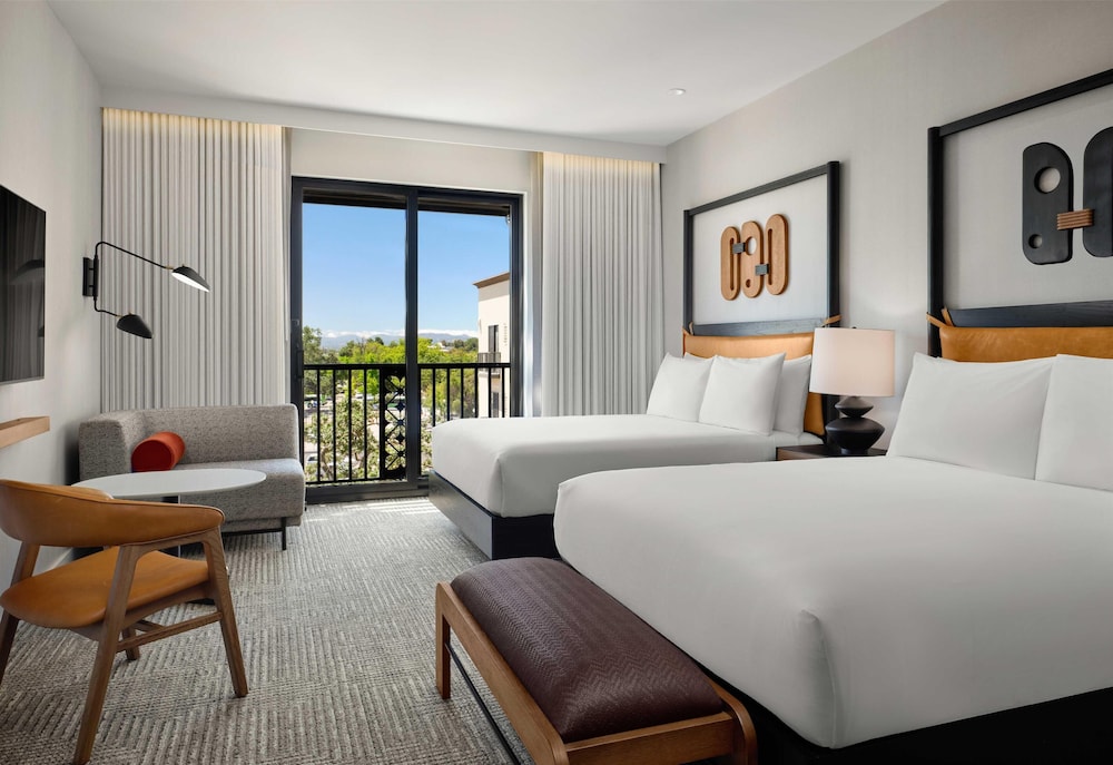 Jetted, 2 Queen Beds, Balcony