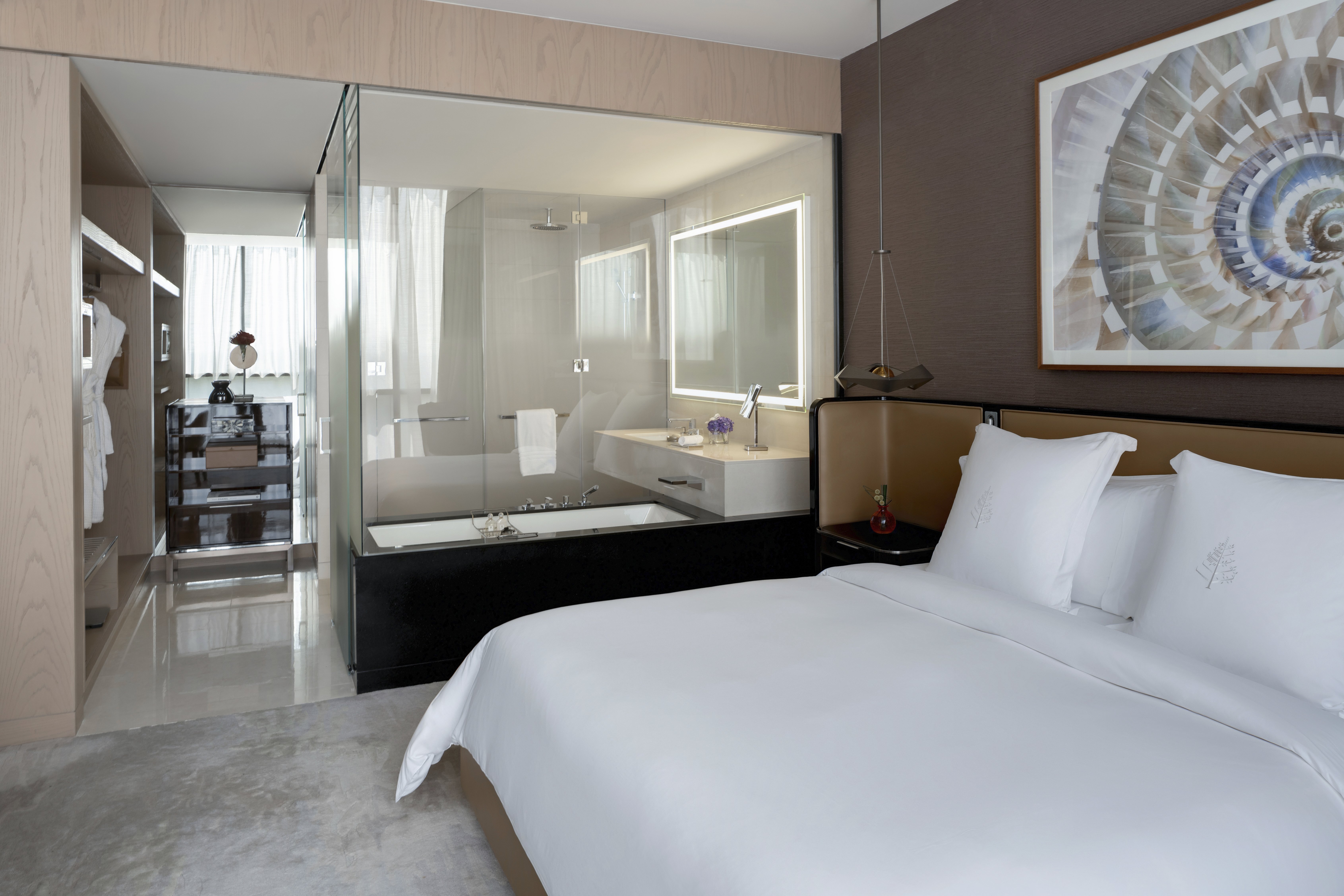 STUDIO, SUITE, KING BED