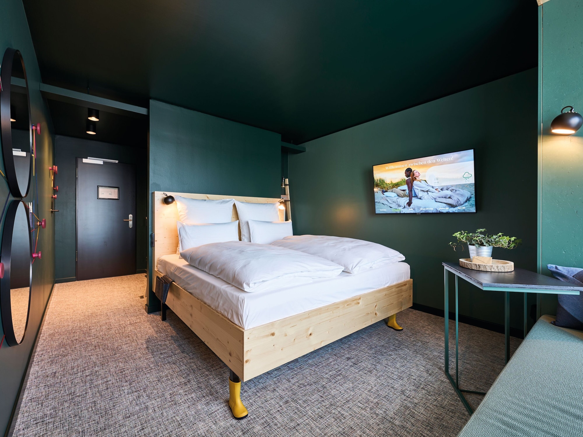 King Bed, Resident View