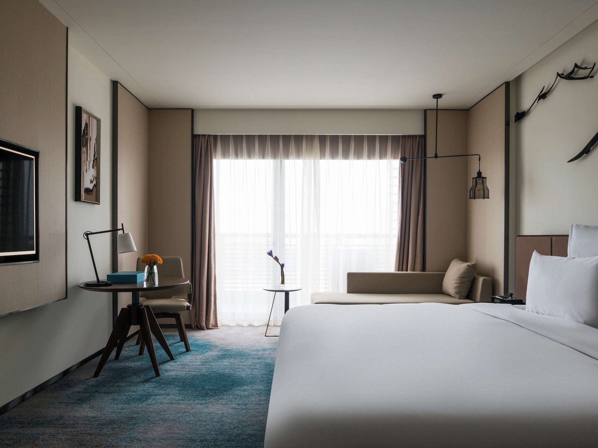 DELUXE, KING BED