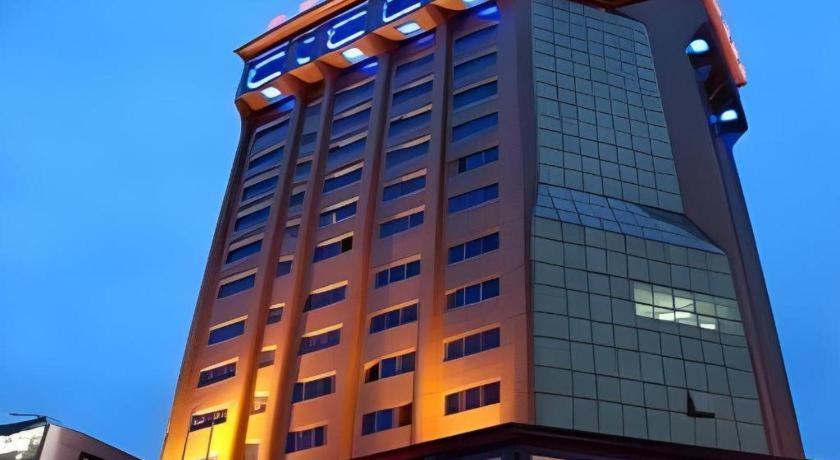 Outsky Hotel 8/50