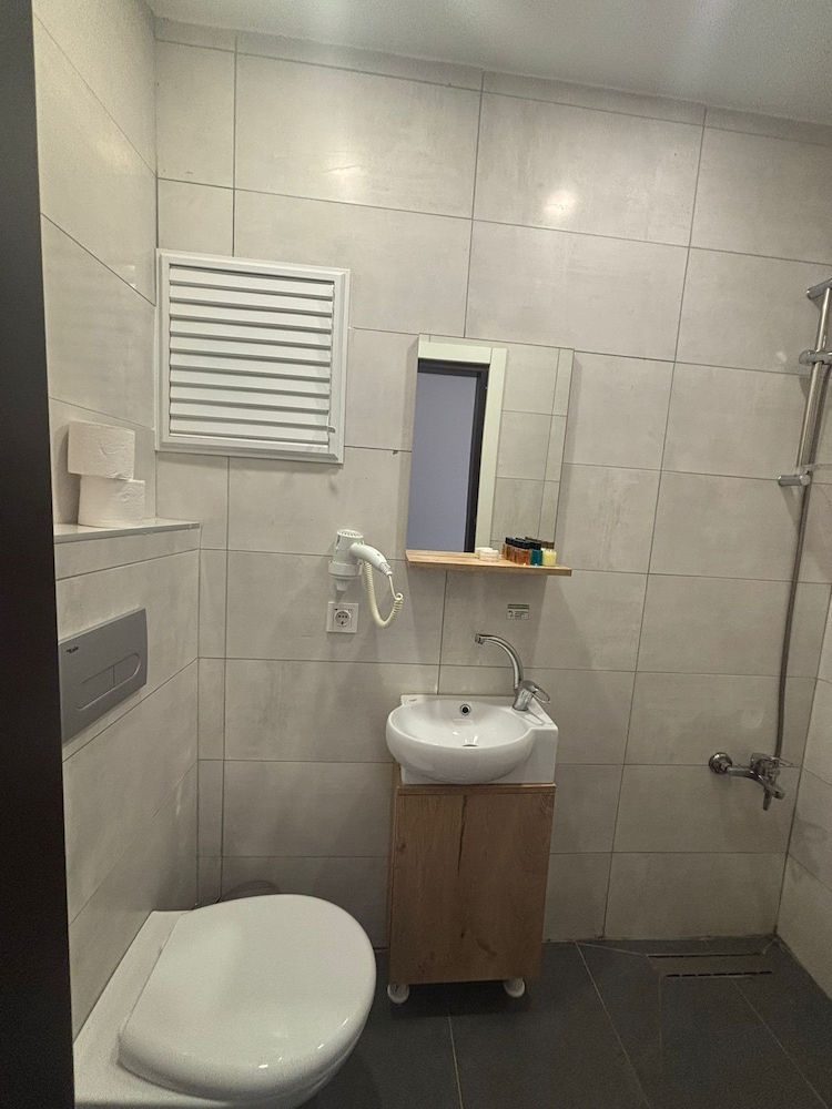 غرفة ديلوكس بسرير مزدوج وسرير فردي بإطلالة على المدينة بشرفة، Marine House Boutique Hotel 6/7