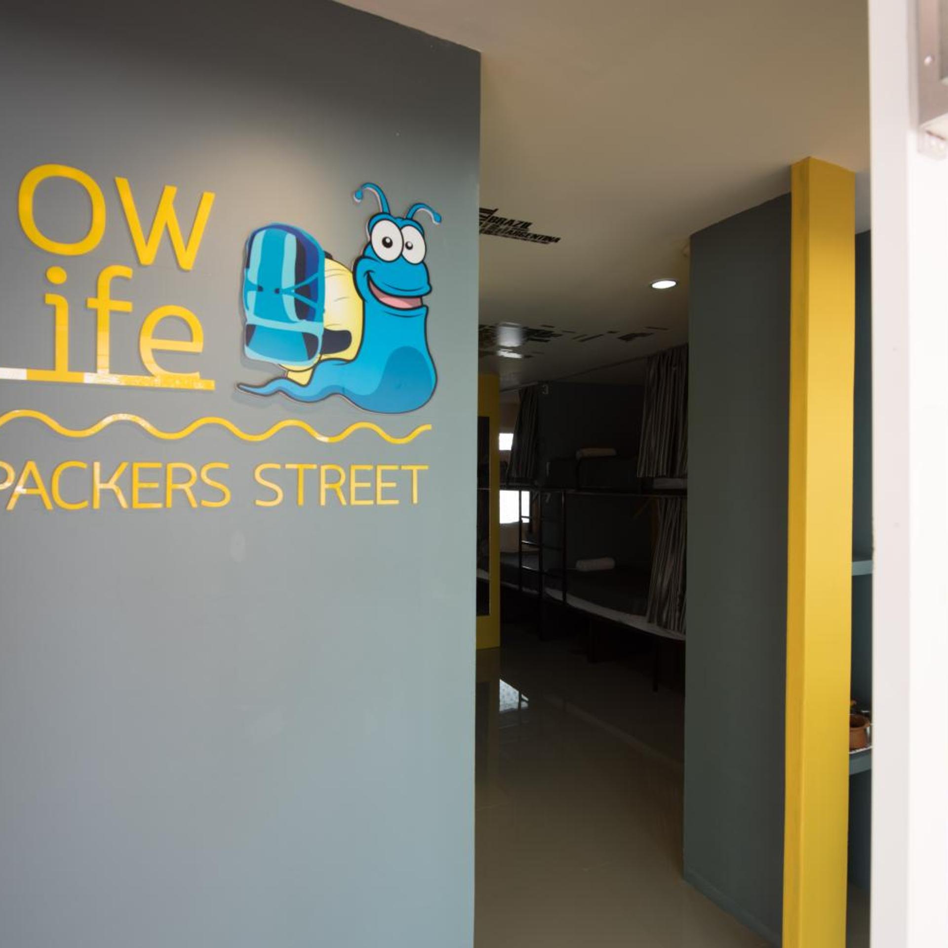 Backpacker Street Airport Place 19/33