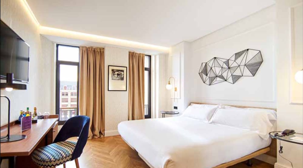 ROOM, SINGLE