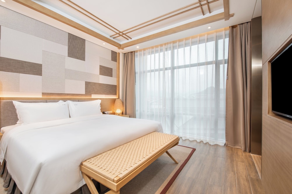 1 Bedroom, Suite, King Bed, Holiday Inn Resort Yichun Mingyue Mountain 2/3