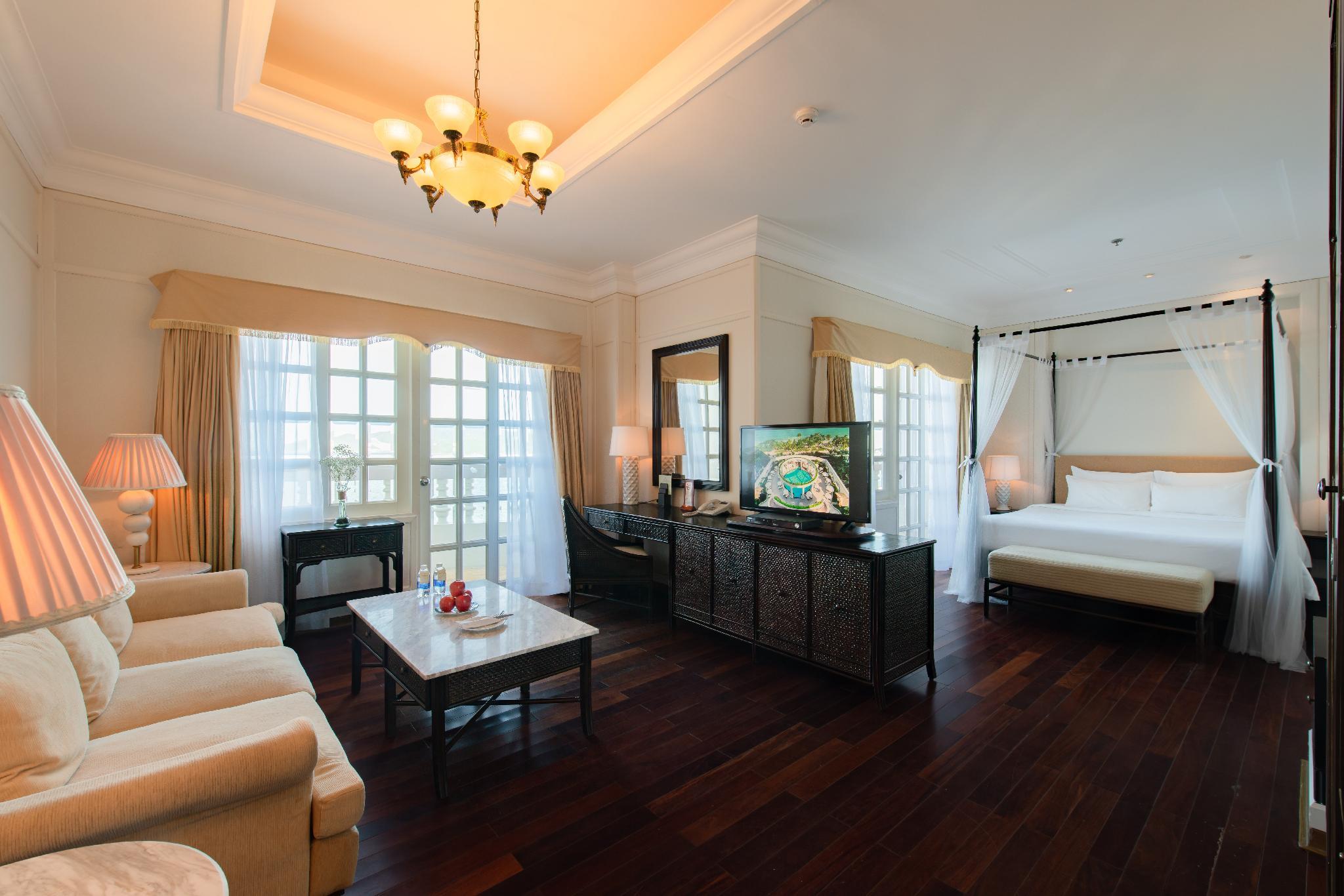 Junior Suite, King Bed, Ocean Front