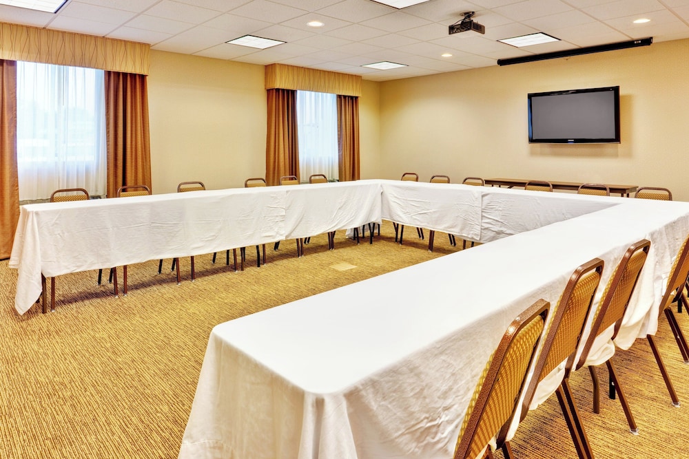 Holiday Inn Express Hotel Suites Byram 63/70