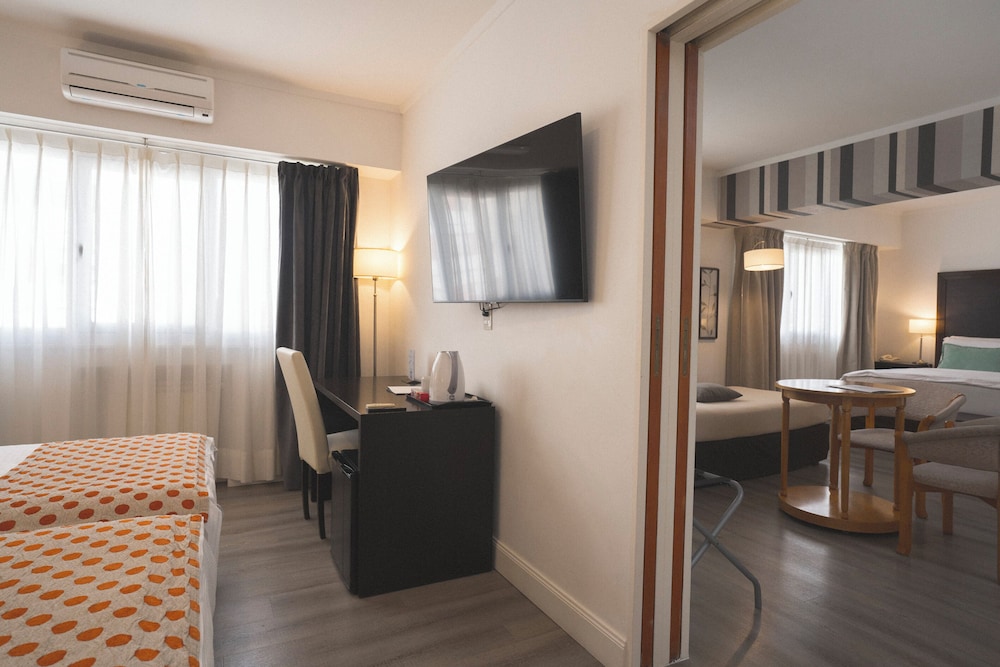 غرفة سوبيريور رباعية بسرير كينج وسريرين منفصلين، HOTEL TOLOSA 8/10
