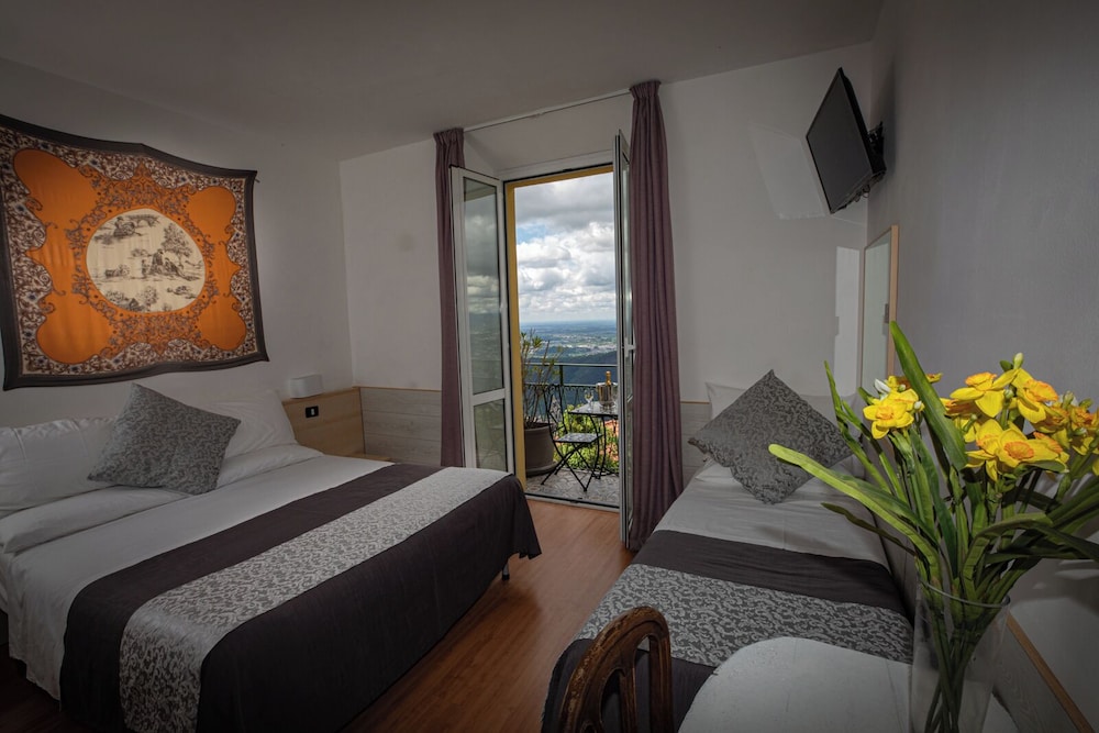ROOM, 3 BEDS