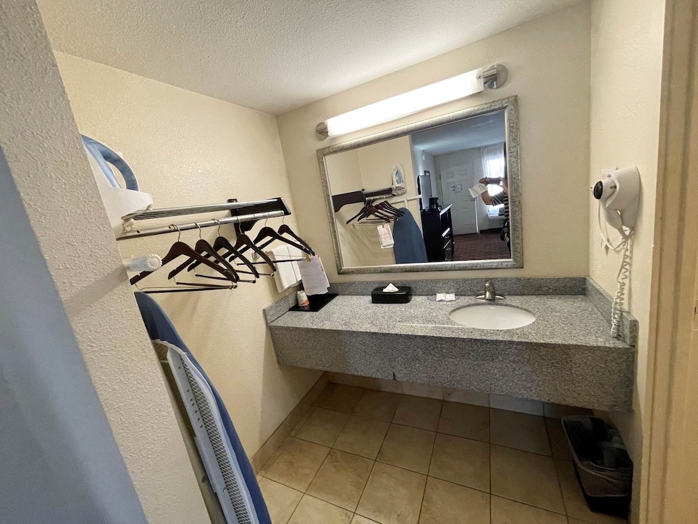 Motel6 Oklahoma City, OK - Fairgrounds West 21/42