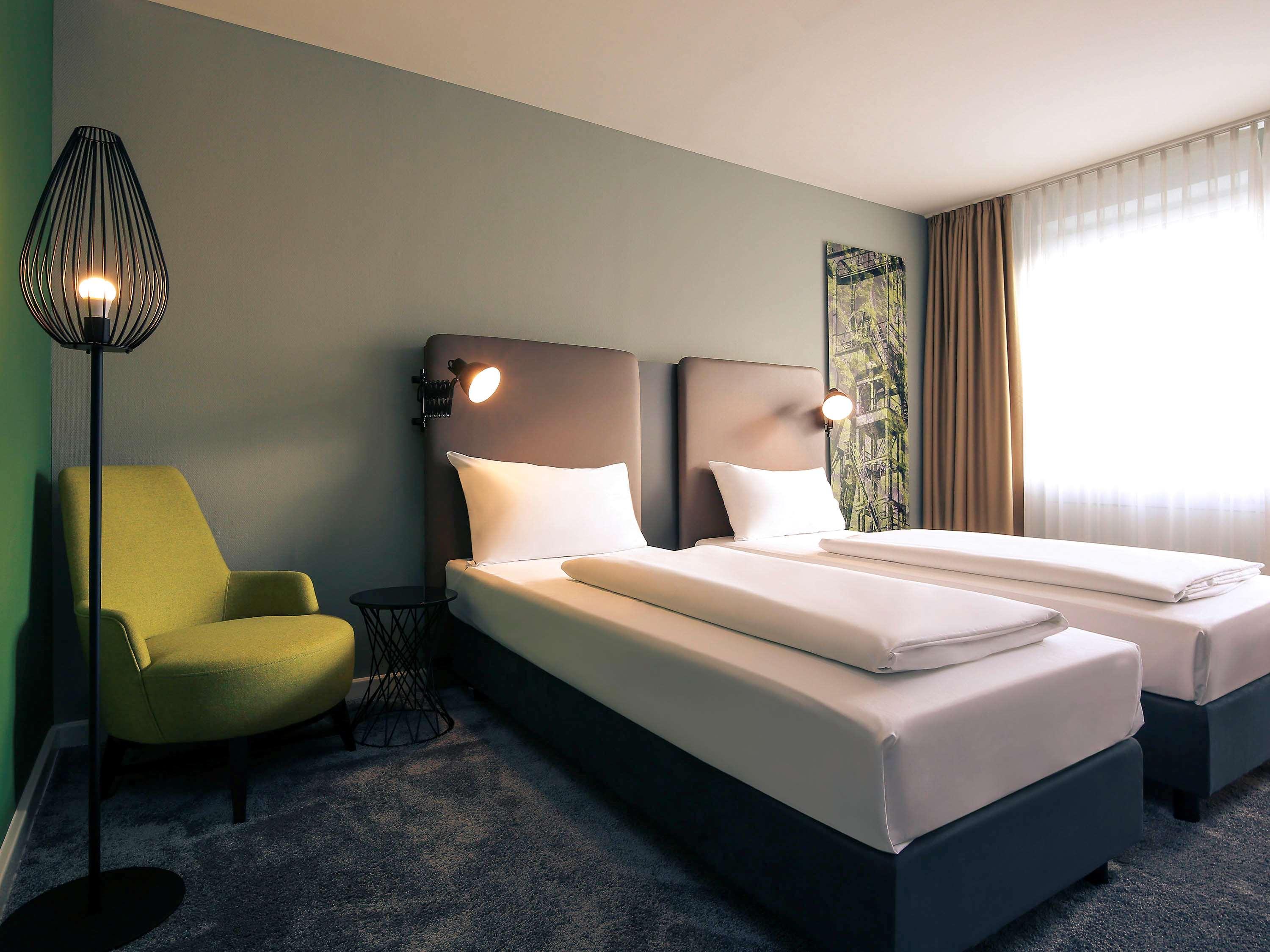DELUXE, QUEEN BED
