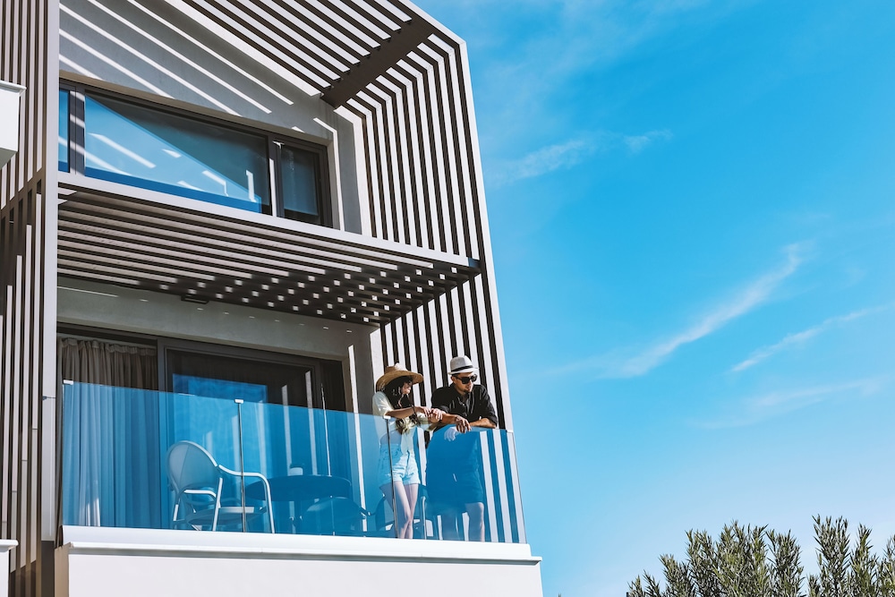 Serenity Suites 3/50