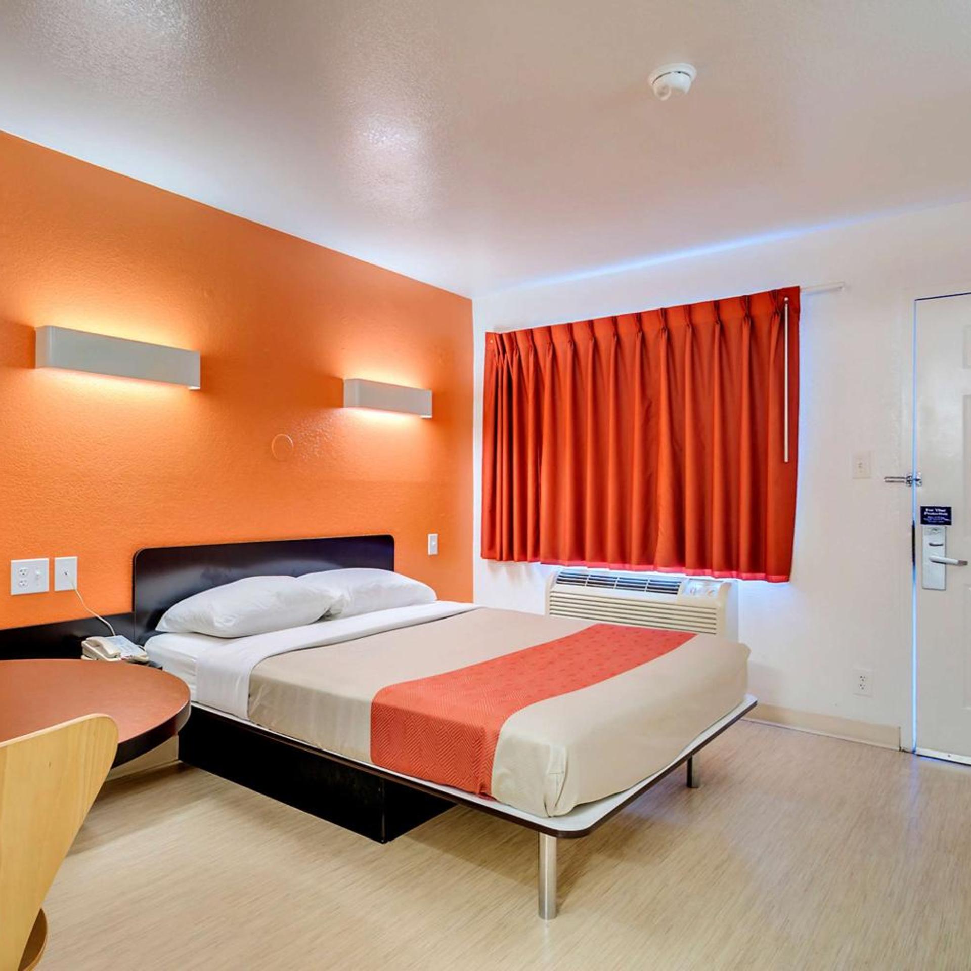 ROOM, DOUBLE BED