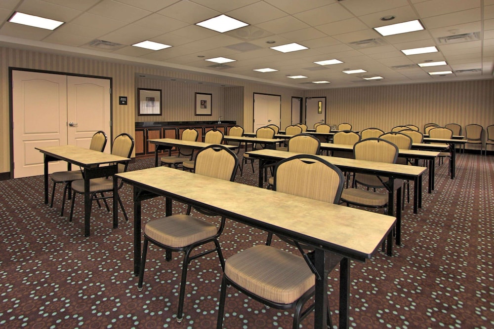 Hampton Inn Defiance 22/25
