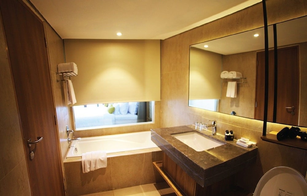 غرفة بريميير بسرير كينج بإطلالة على البحر، Louis Kienne Resort Senggigi 7/10