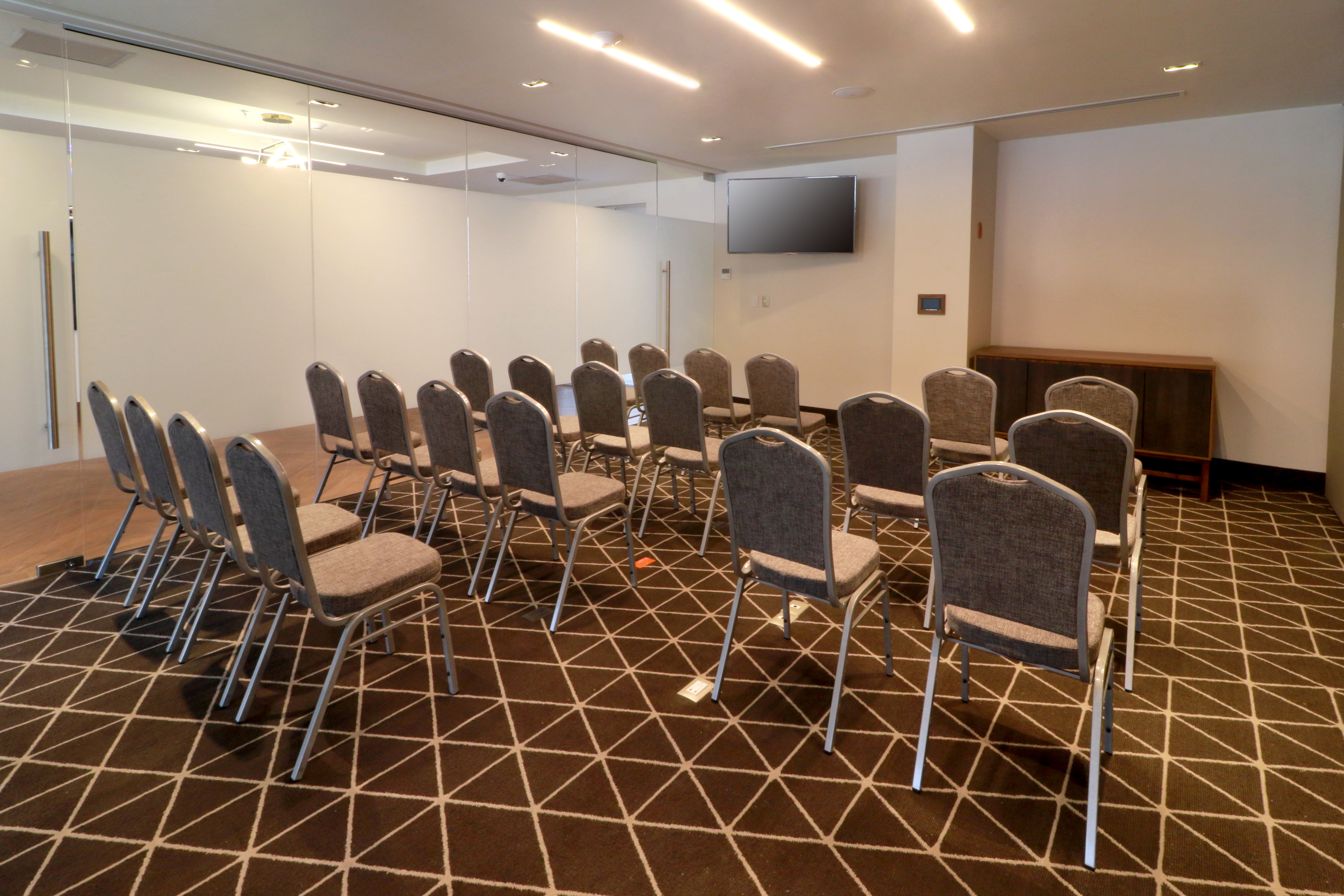 Holiday Inn And Suites Monterrey Apodaca Zona Airport 64/77