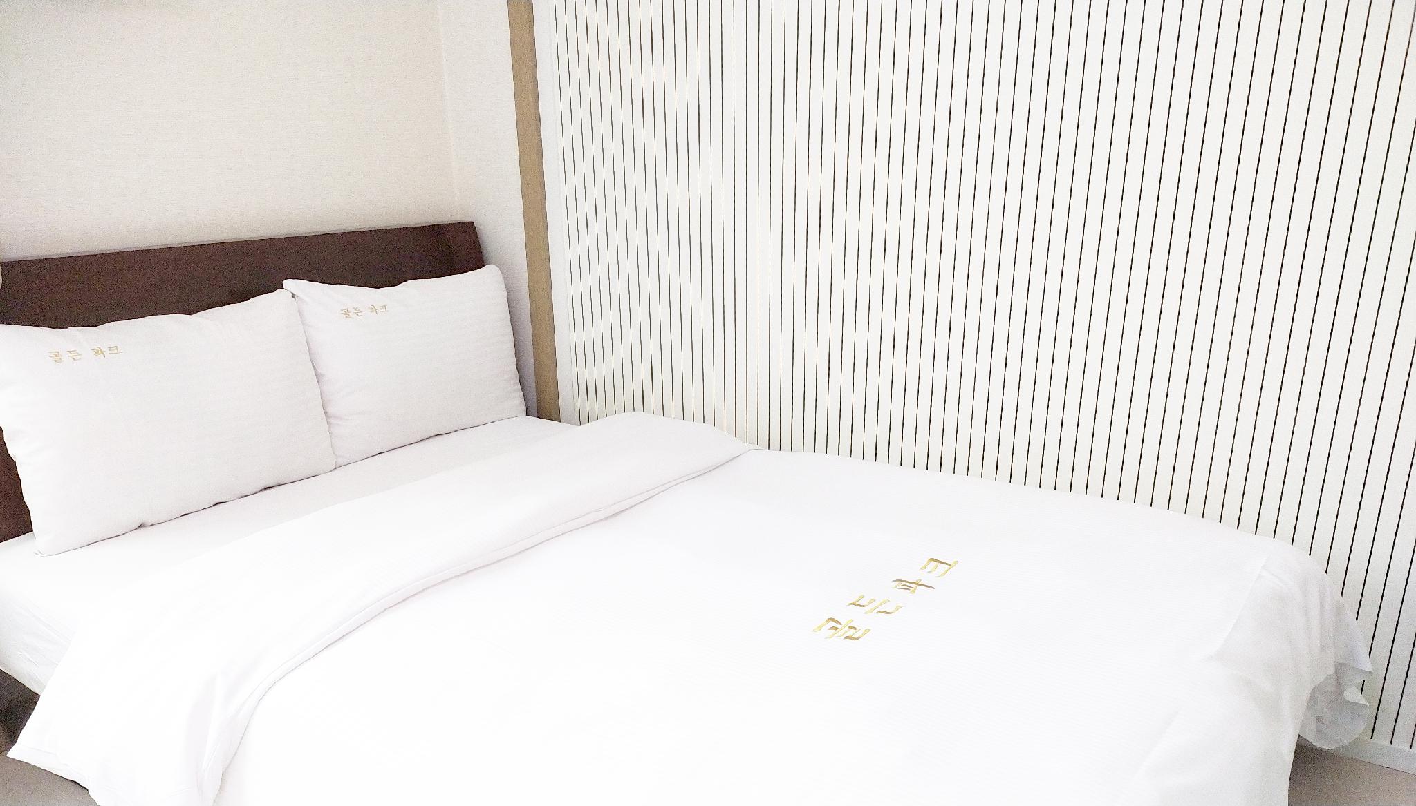 ROOM, SINGLE