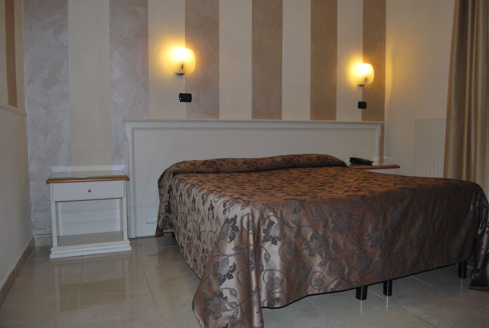 Coluccini Hotel 8/33